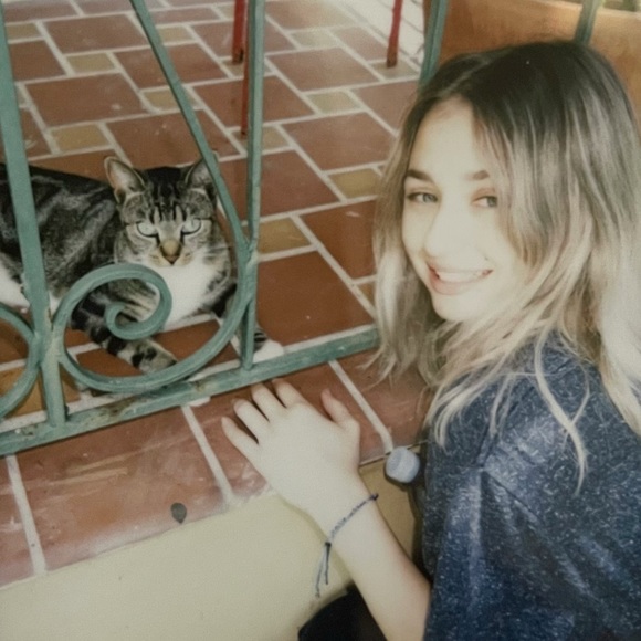 🧿Your Posher, Milah Schrader🌈🌷Welcome to my closet!🍄🌙🪴 ☆.。.:*・°☆.。.:*・°☆.。 - Picture 1 of 4